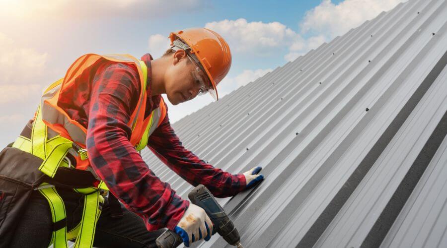 Professional metal roof installation in Pittsburg, IL